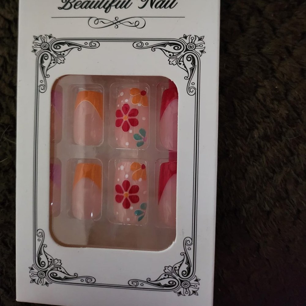 NEW IN BOX 24 PIECE FAKE ARTIFICAL NAILS KIT